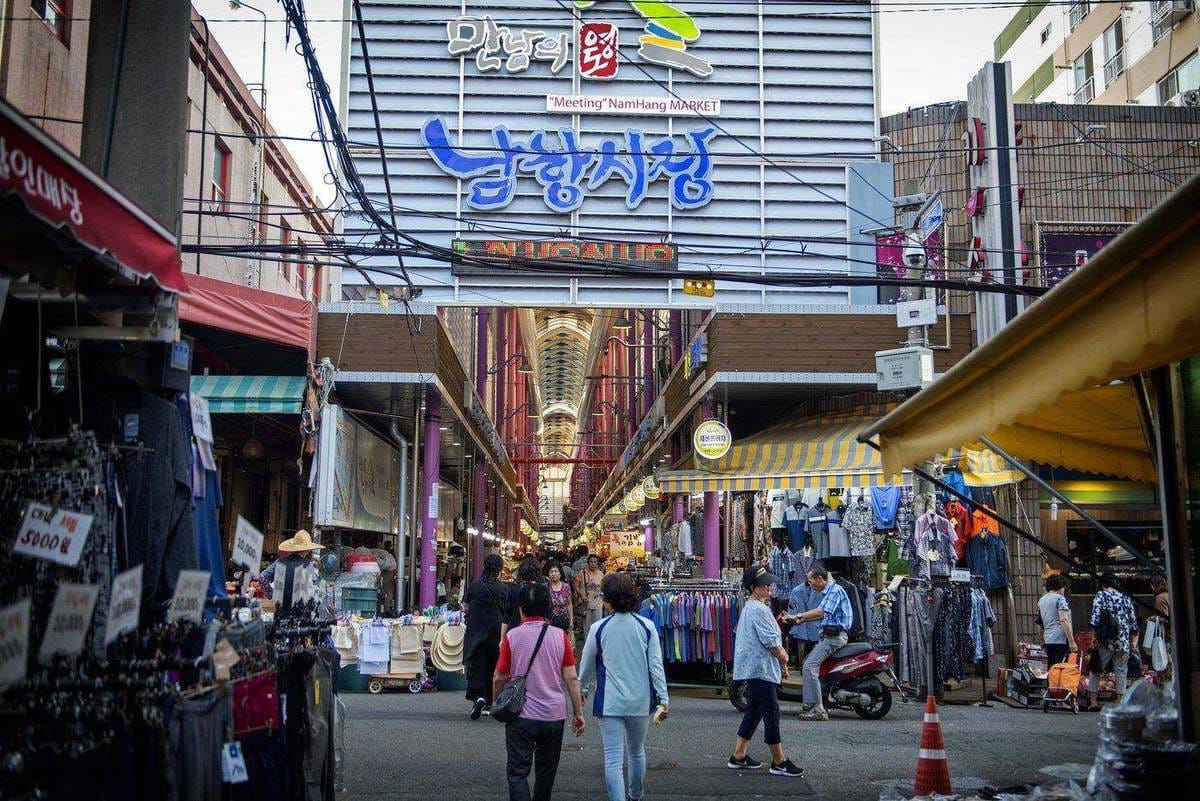 남항시장 입구 아케이드