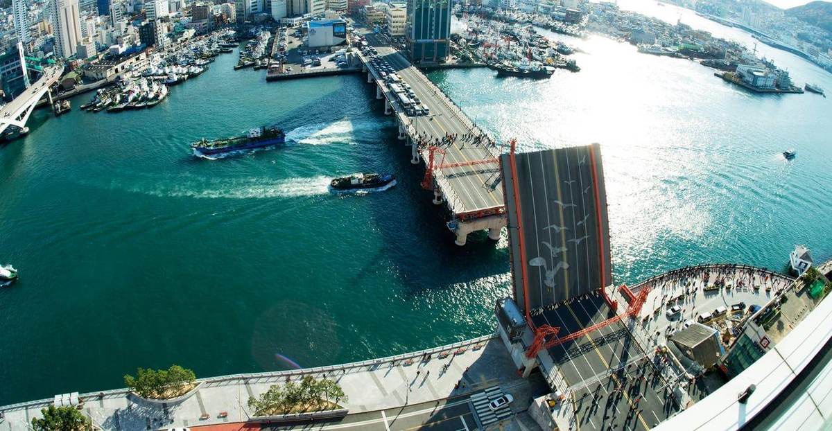 Saturday at 2 PM: watch Yeongdo Bridge open