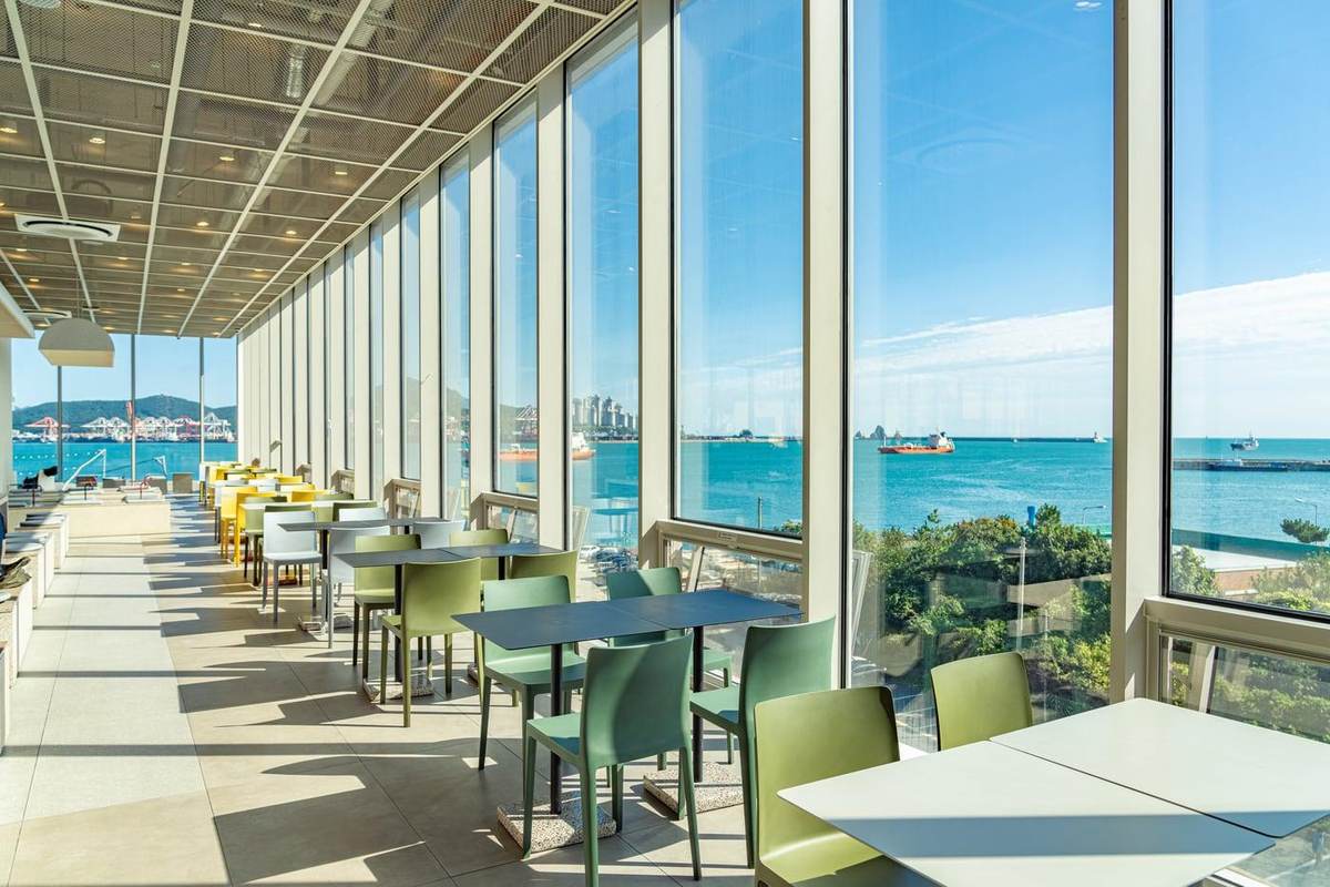 The sea through glass walls: P.ARK
