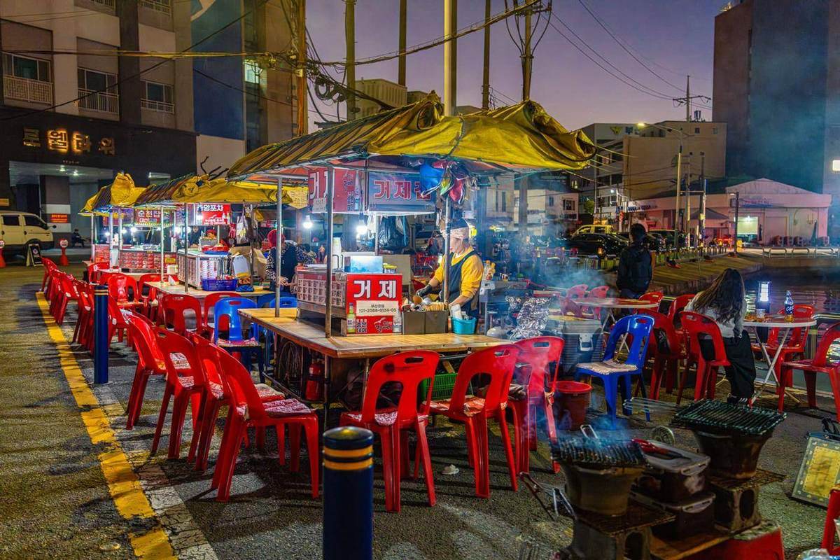 After dark: Yeongdo Pojangmacha Street